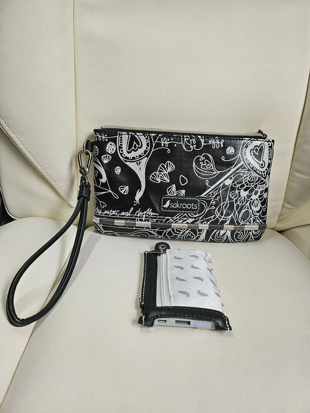 Sakroots Black & White Floral Doodle Wristlet w/Detachable Powerbank